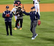 김성근-김응용-김인식 감독 ‘KBO 레전드 감독의 한국시리즈 시구 [포토]