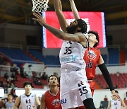 '배스 더블 더블' KT, 77-61로 현대모비스 꺾고 5연승 질주