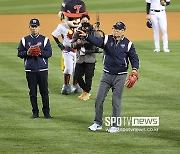 [포토S] 김성근-김응룡-김인식 감독, 한국시리즈 5차전 시구