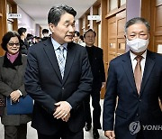 수능 앞두고 시험장 방문한 이주호 부총리