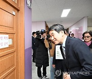 수능 앞두고 시험장 방문한 이주호 부총리