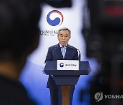 글로컬 대학 '10곳' 지정 발표 관련 질문에 답하는 김우승 부위원장