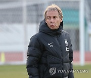 선수들 바라보는 위르겐 클린스만 감독