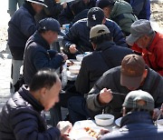 한국노총 부산지역본부, 소외계층 400명에 무료급식