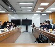 저출산 고령사회 극복 위해 '돌봄 친화적 기업 문화 조성 방안은?'