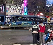 “폰 보여주세요” 휴가 중 강남역 몰카범 잡은 ‘용감한 김일병’