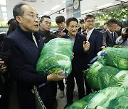 이마트 찾은 추경호, ‘식품업체 꼼수 가격인상’에 “지속 가능하지 않아”