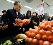 마트서 물가 점검한 추경호 "식품원료 관세 인하 연장… 업계도 동참"