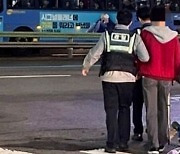 [뉴스딱] 지나가는 남성 붙잡은 휴가 중 군인, "폰 볼 수 있냐"더니