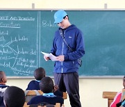 조인성, 아름다운예술인상 상금 기부…탄자니아 학생 교육에 쓰인다