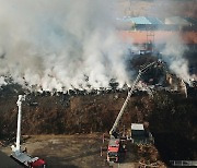 경북 영천 폐전선 야적장 화재, 19시간째 진화중