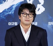 포즈 취하는 '이순신' 김윤석