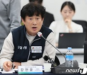 발언하는 강천윤 전국과학기술노동조합 위원장