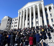 '위안부는 자발적 매춘' 논란 경희대 교수…인사위 열린다