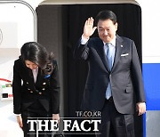 APEC 참석차 출국하는 윤석열 대통령과 김건희 여사 [포토]