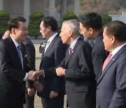 尹, APEC 참석차 출국...한중 정상회담 여부에 관심