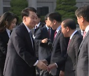 尹, 샌프란 APEC 참석차 출국...시진핑과 정상회담?