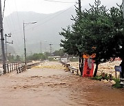 충북 괴산댐 43년 만에 넘쳐… 1800명 긴급 대피