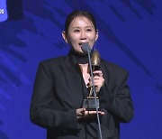 “이병헌에 많은 에너지 받아…너무 기뻐!” 김선영, 조연상 수상 [59회 대종상]