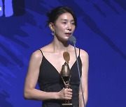 김서형 “내 이야기 같아, 작품 울면서 읽었다”…여우주연상 수상 [59회 대종상]