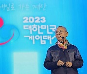 지스타 방문 유인촌 "게임산업 '공정한 게임의 룰' 정착시키겠다"