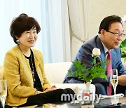 [MD포토] 일본 대사와 환담 나누는 김기병 롯데관광개발 회장과 신정희 부회장