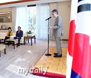 [MD포토] '한일 관계 공로 인정' 표창 받는 롯데관광개발 김기병 회장