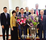 [MD포토] 한일 관계 개선 공로 표장 수상한 롯데관광개발 김기병 회장