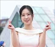 [MD포토] 송민경, '눈맞춤 손하트'