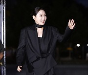 [MD포토] 김선영, '팬들에 손인사'