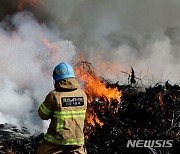 영천시 대창면 야적장 24간째 화재 진압 중