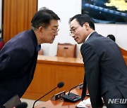 대화 나누는 허종식-김오진