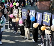 수험표 받고 마지막 확인…"수능 잘 봤으면"