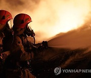 15시간째 분투…꺼지지 않는 영천 폐전선 야적장 화재