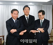 [포토]손 맞잡은 서울시장·경기도지사·인천시장