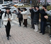 수험생 응원하는 대학생들