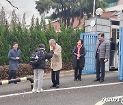 가방 챙겨온 학부모, 들고 뛴 선생님…"평소대로만" 응원