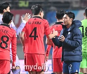 [MD포토] 대한민국 선수들과 인사 나누는 싱가포르 대표팀 송의영