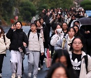 수능 종료 “킬러문항 배제해도 ‘준킬러’ 배치…작년보다 어려워” (종합) [2024 수능]