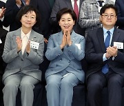 박수치는 홍익표-양향자-전혜숙-오유경