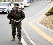 씩씩하게 수험장 향하는 해병대 재수생