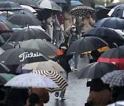 시험장 나서는 수험생들