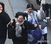 환한 표정의 수험생들