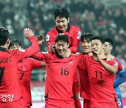 동료들 축하 받는 황의조[스경포토]