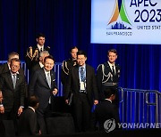 APEC 환영 리셉션에서 각국 정상들과 인사하는 윤석열 대통령