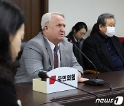 혁신위 전체회의서 발언하는 인요한 위원장