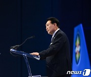 'APEC CEO 서밋' 기조연설하는 윤 대통령