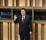 윤석열 대통령, APEC 정상 단체 사진촬영 도착