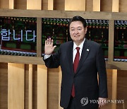 APEC 정상 단체 사진촬영장 도착한 윤석열 대통령