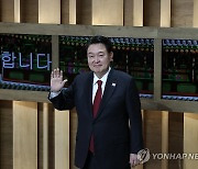 APEC 정상 단체 사진촬영장 도착한 윤석열 대통령